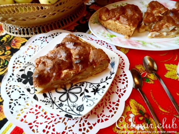 Яблочный пирог под заливкой.