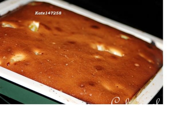Шарлотка с персиками и киви