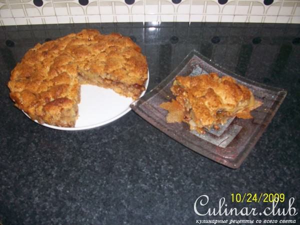 Закрытый яблочный пирог с изюмом и орехами.