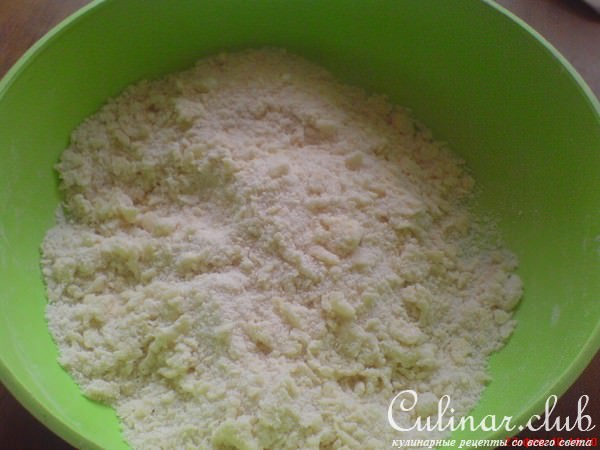Пирог со смородиной и сахарной крошкой