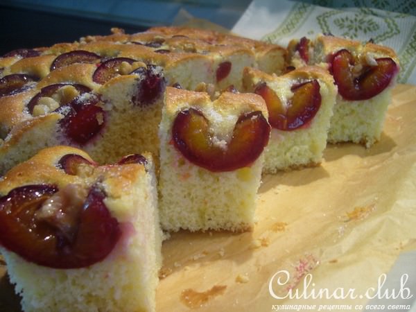 Пирог со сливами и орехами