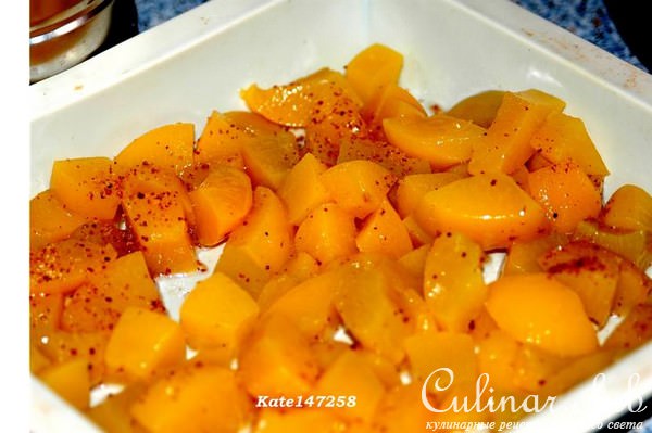 Шарлотка с персиками и киви