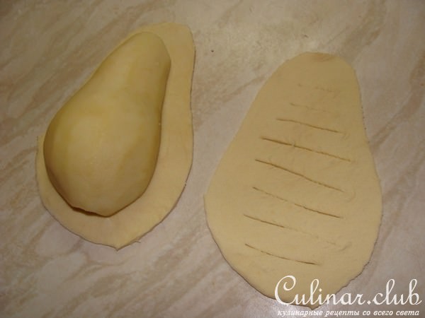 Груши в слойке, с начинкой из кураги, чернослива и орехов.