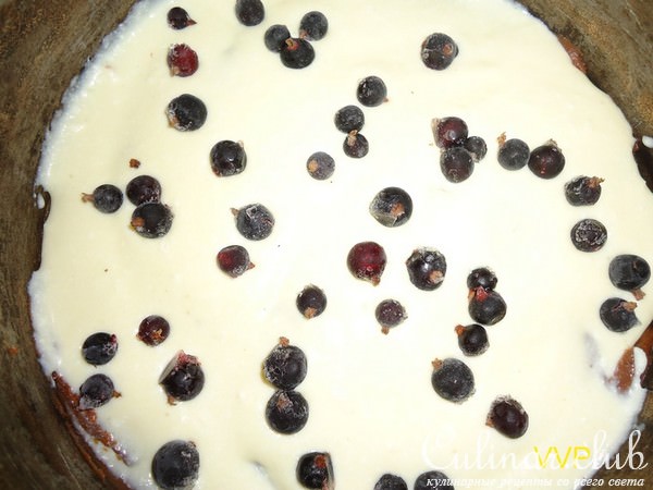 Пирог Брауни с творогом и ягодами