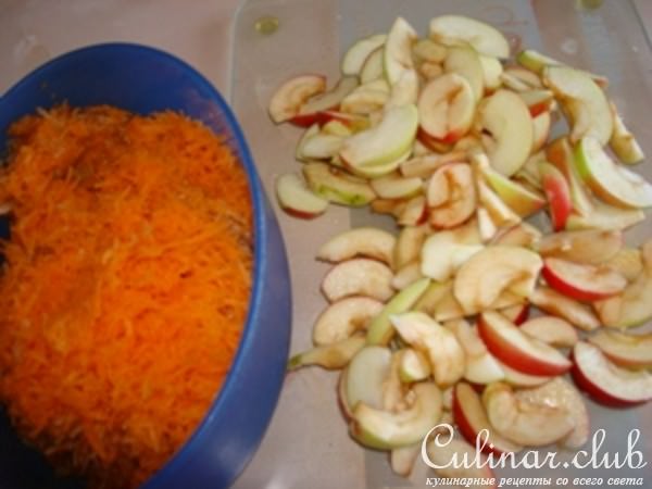 Яблочно-ореховый пирог с морковной стружкой