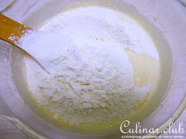 Манник со сметанным лимонно-лавандовым кремом.