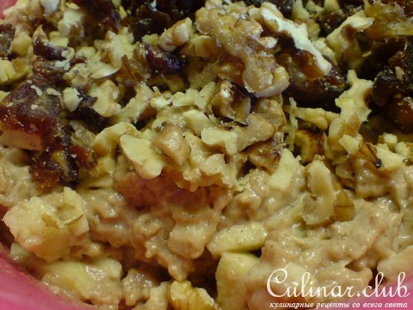 Яблочный пирог с финиками,орехами и корицей