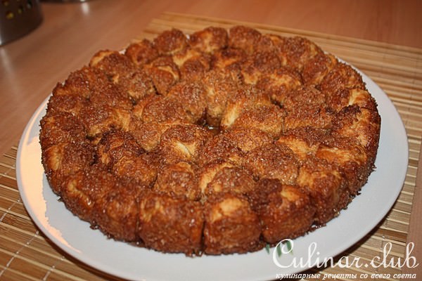 Сдобные коричные шарики с клюквенно-карамельным соусом