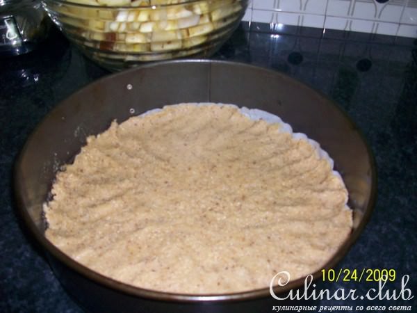 Закрытый яблочный пирог с изюмом и орехами.