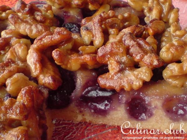 Пирог с виноградом и орехами