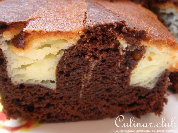 Шоколадная выпечка со сливочным сыром.