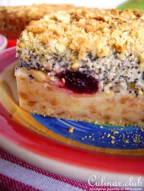 Пирог из сдобных булочек с яблоками, клюквой, маком и крекерной посыпкой.