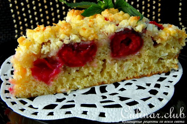 Вишневый пирог с кардамоном, корицей под кокосовой крошкой