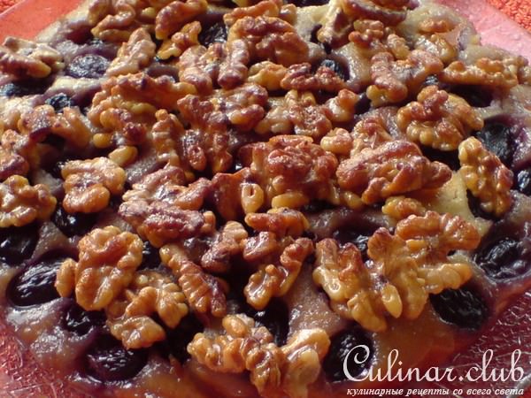 Пирог с виноградом и орехами