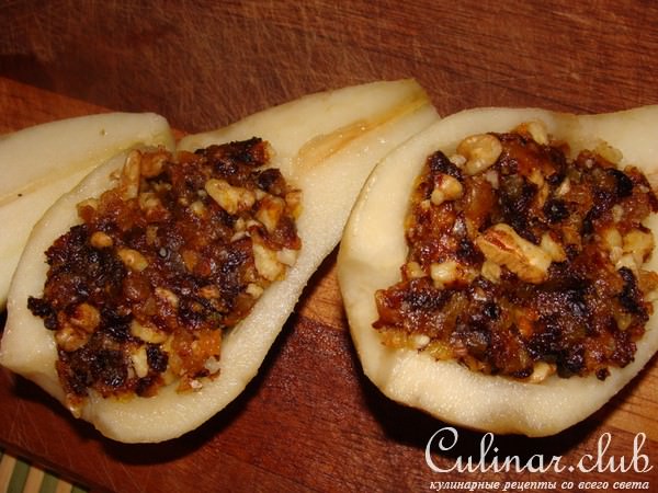 Груши в слойке, с начинкой из кураги, чернослива и орехов.