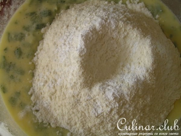 Яблочная шарлотка с мелиссой