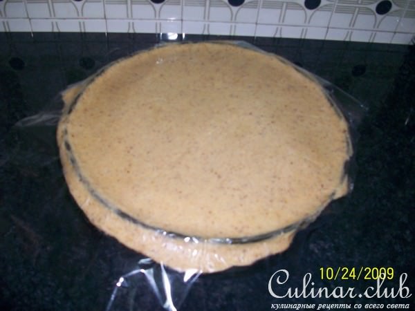 Закрытый яблочный пирог с изюмом и орехами.