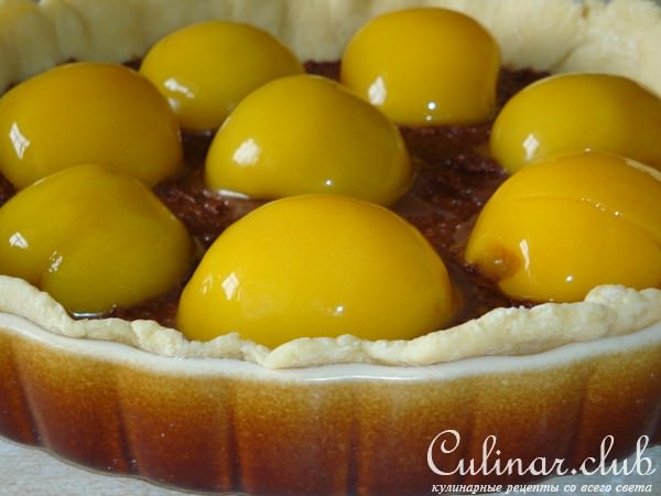 Шоколадный пирог с персиками