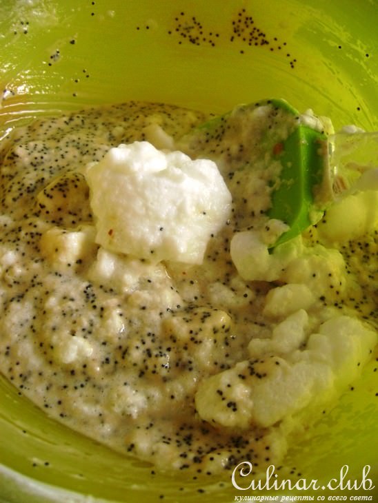 Пирог из сдобных булочек с яблоками, клюквой, маком и крекерной посыпкой.