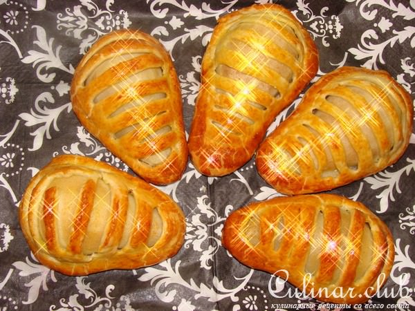 Груши в слойке, с начинкой из кураги, чернослива и орехов.