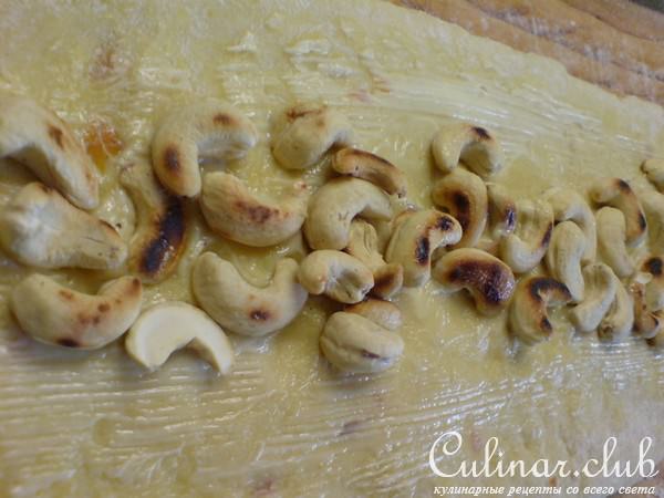 Витая булка с вишнями и орехами