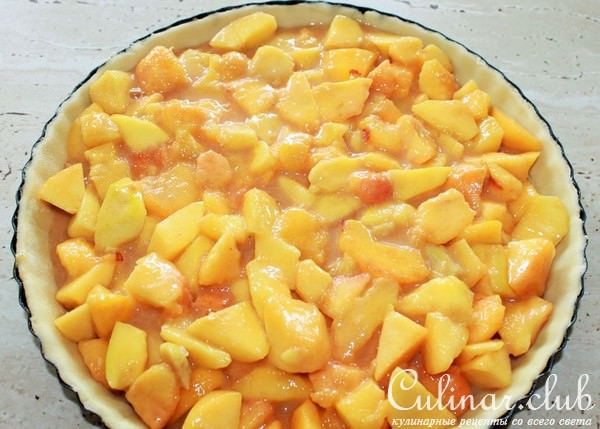 Пирог с манго и персиками