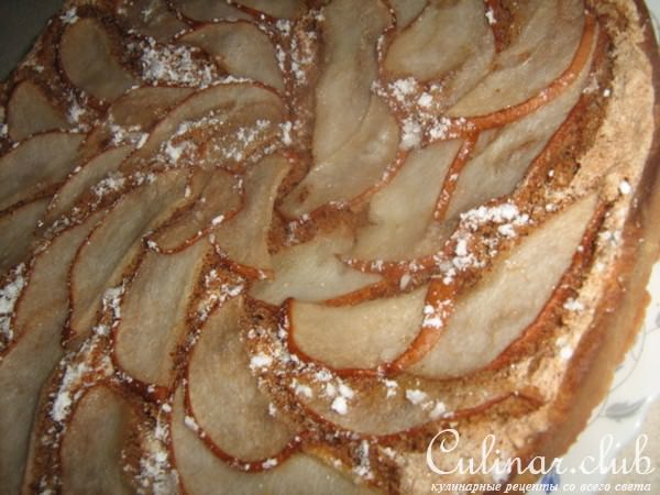 Пирог с миндальным безе и грушами