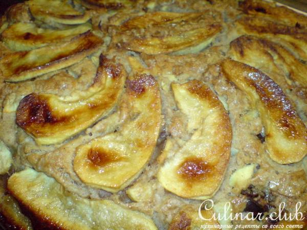Яблочный пирог с финиками,орехами и корицей