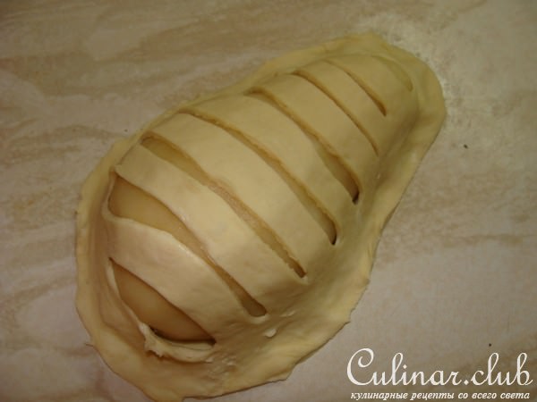 Груши в слойке, с начинкой из кураги, чернослива и орехов.