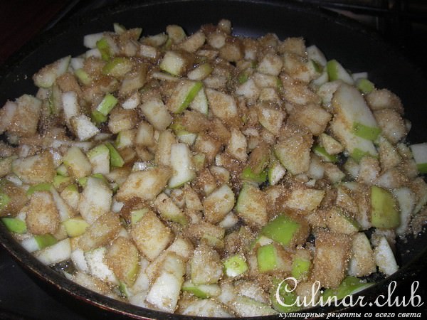 Заливной блинчатый пирог с яблоками и бананами
