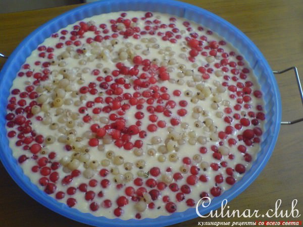 Пирог со смородиной и сахарной крошкой