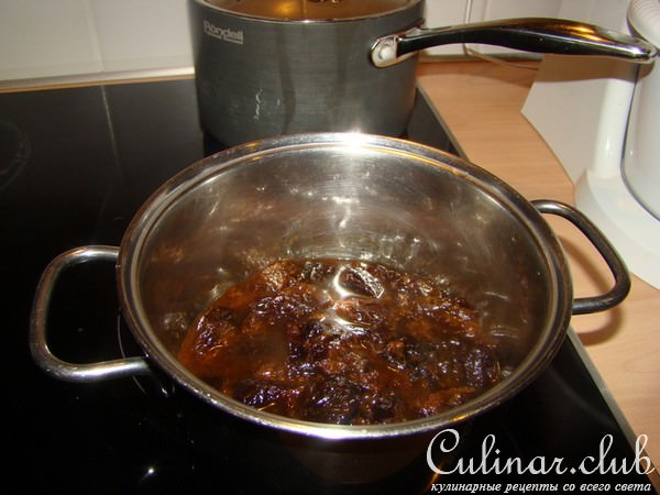 Воздушный пирог с черносливом и миндалем