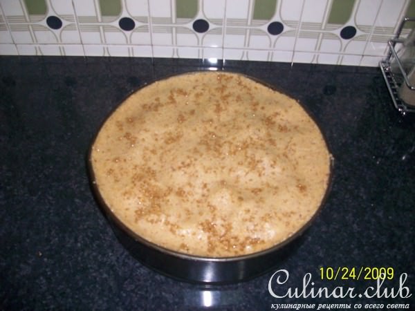 Закрытый яблочный пирог с изюмом и орехами.