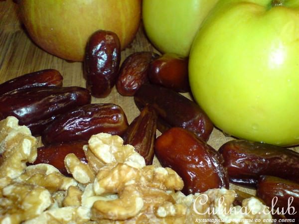 Яблочный пирог с финиками,орехами и корицей