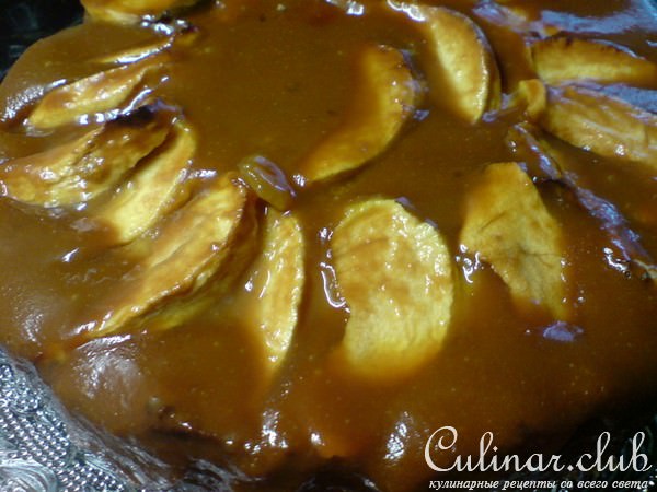 Пирог яблочный с курагой и карамелью