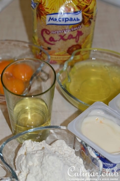 Пирог йогуртовый с персиками.