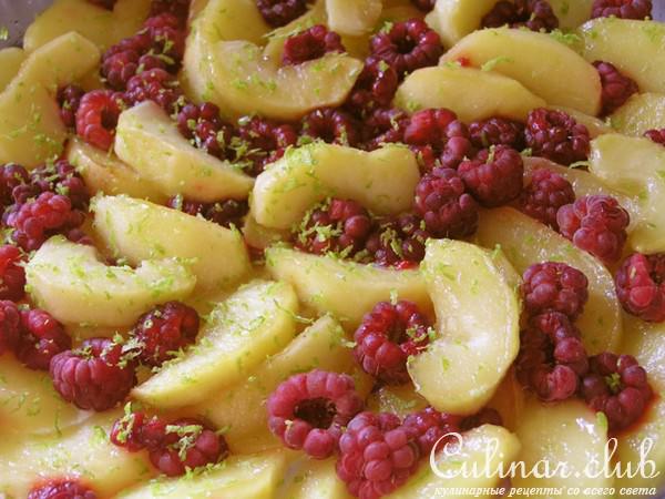 Малиновый татен с айвой и яблоками
