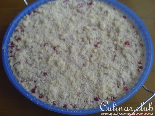 Пирог со смородиной и сахарной крошкой