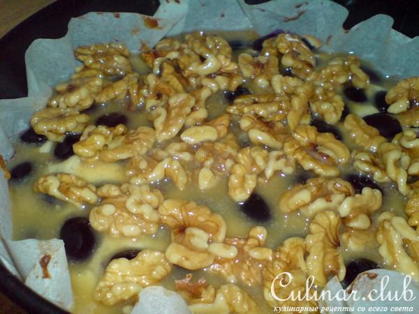 Пирог с виноградом и орехами