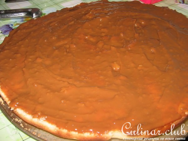 Пирог со сгущенкой.