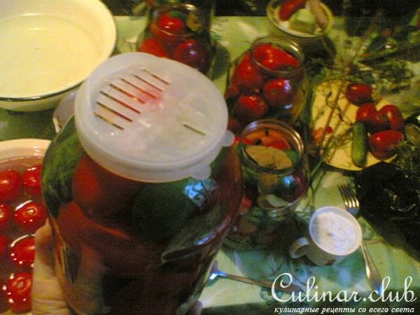 маринованные огурцы и помидоры (возможно,вариант)