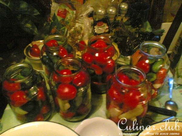 маринованные огурцы и помидоры (возможно,вариант)