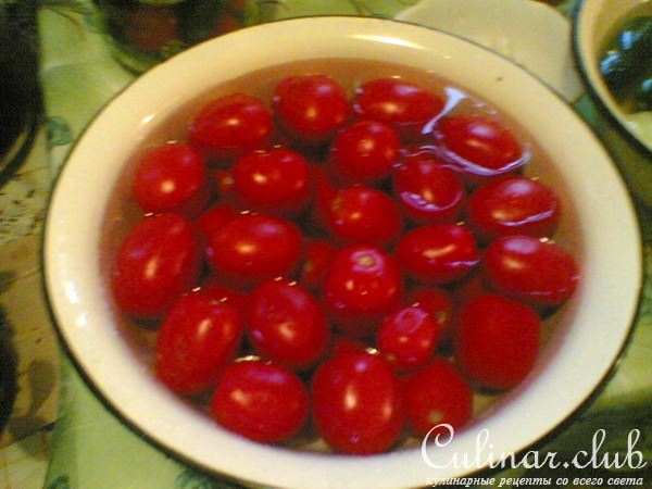 маринованные огурцы и помидоры (возможно,вариант)