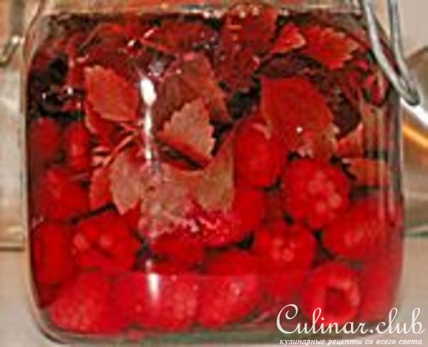Уксус из малины с травами.