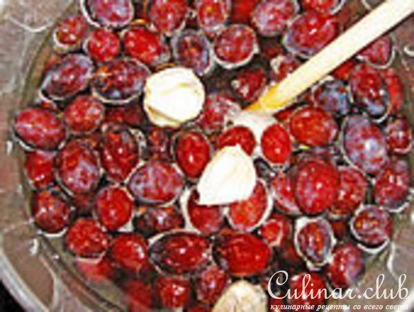 Маринованный,прянный чернослив.