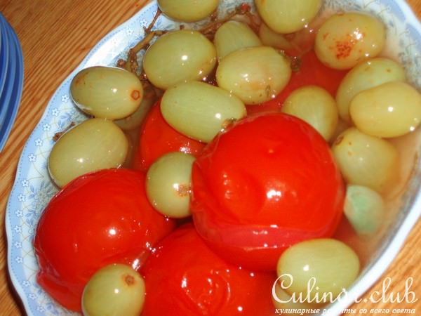 Маринованные помидоры с виноградом