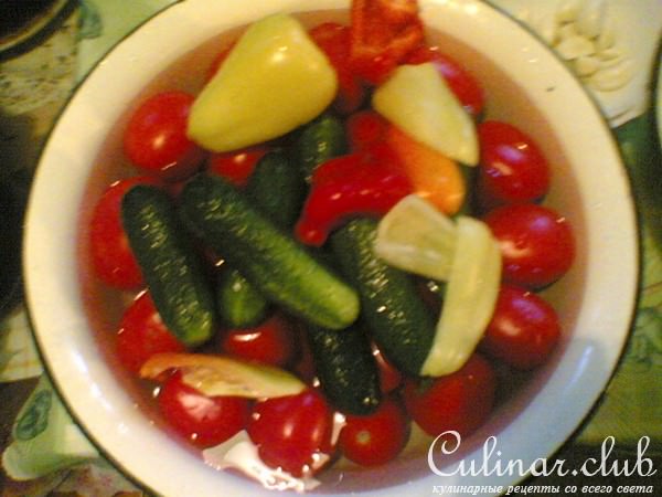 маринованные огурцы и помидоры (возможно,вариант)