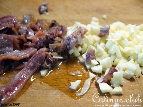 Банья кауда (bagna cauda) – пьемонтский чесночнo-анчоусный соус