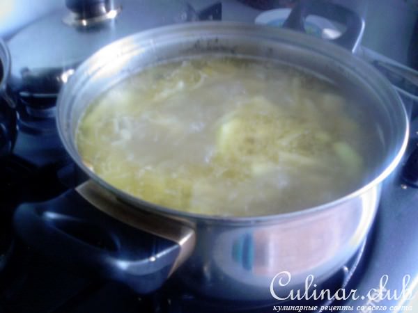 Суп-пюре из кабачка на курином бульоне.