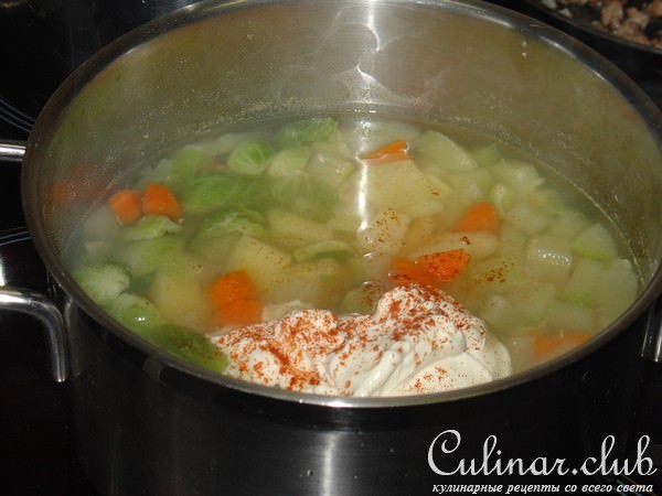Овощной крем-суп со сливочным сыром.